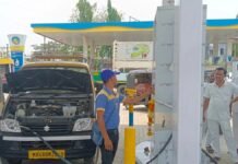 “Another Shock for Mumbai!” CNG Prices Jump Overnight as Global Crisis Hits Commuters Hard Vehicles lined up at a CNG station in Mumbai after fuel price hike announcement