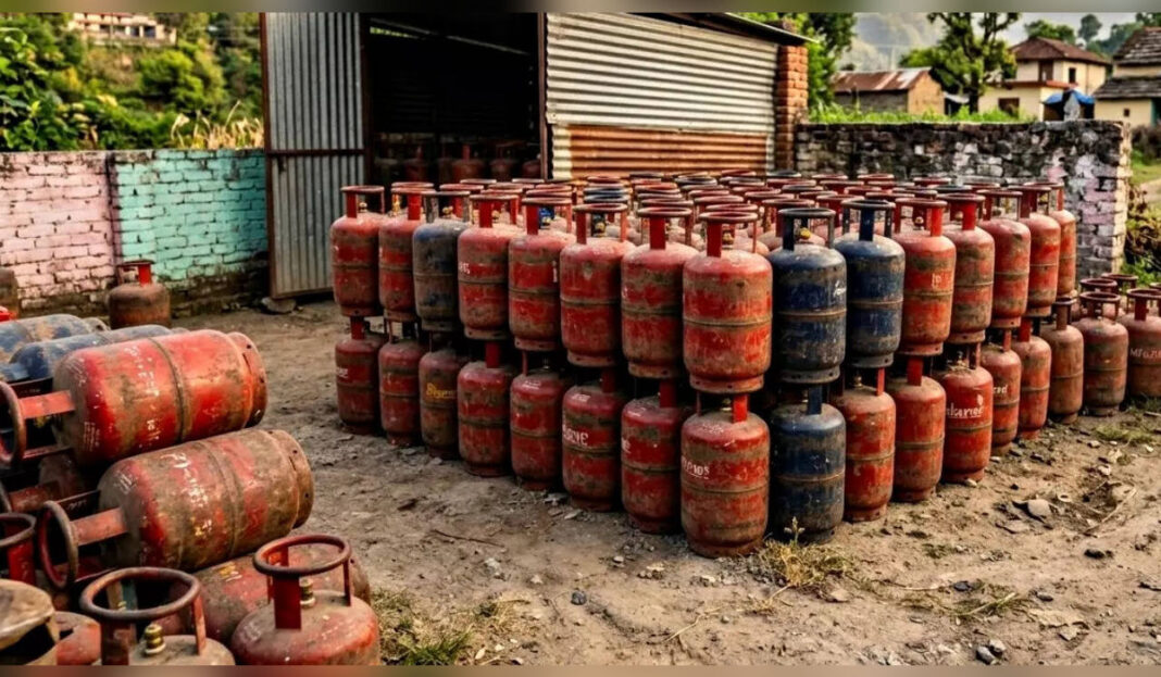 Thane LPG shortage 800 hotels shutdown commercial gas crisis black marketing 2026