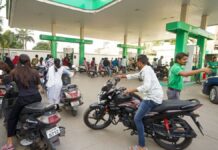 Fuel Shortage or Rumour? ‘No Panic, No Lockdown’ Govt Clears Air as Queues Grow Across India Long queues of vehicles at petrol pumps in India amid fuel shortage rumours