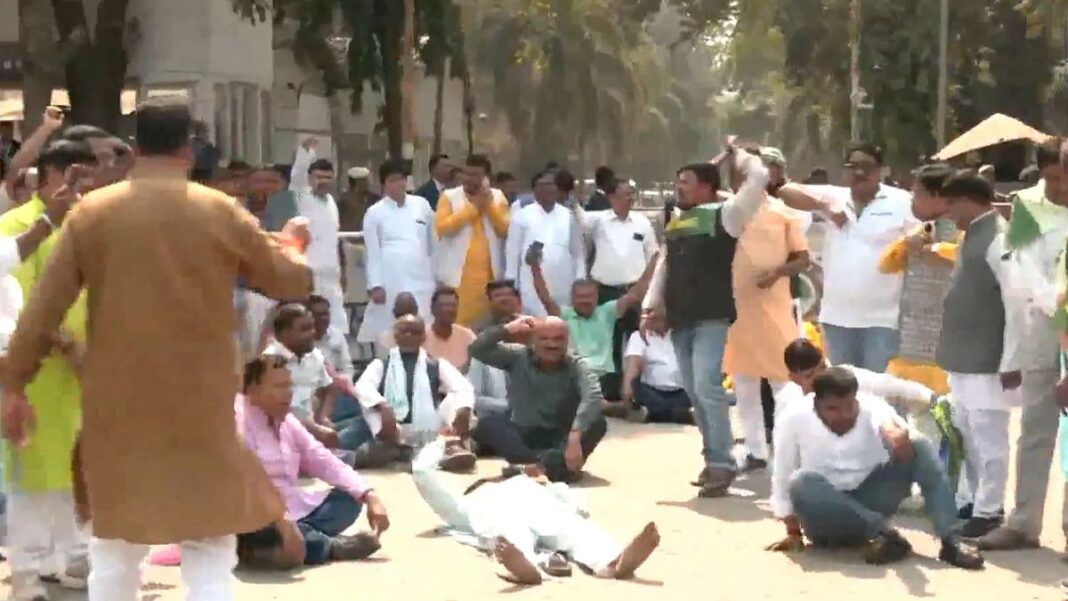 JD(U) workers protesting outside Nitish Kumar residence in Patna over Rajya Sabha move