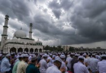 As Monsoon Falters, Mahim’s Major Mosques Unite in Special Rain Prayers; Citizens Urged to Save Every Drop Worshippers gather at Mahim mosques in Mumbai to offer special prayers seeking rainfall during a delayed monsoon season.