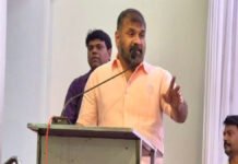 Uddhav Thackeray Camp Suffers Fresh Blow as MLC Sachin Ahir Joins Eknath Shinde’s Shiv Sena MLC Sachin Ahir joins the Eknath Shinde-led Shiv Sena after leaving the Uddhav Thackeray-led Shiv Sena (UBT).