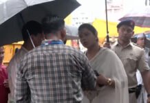 “Rain Has Finally Arrived, Mumbaikars Should Enjoy It”: Mayor Ritu Tawde Inspects Gandhi Market Waterlogging Zone in Mumbai Mumbai Mayor Ritu Tawde reviewing pumping system at Gandhi Market during monsoon