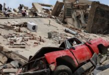 Venezuela Earthquake Death Toll Climbs to 235; Nearly 200 Still Trapped as Massive Rescue Operation Continues Rescue teams search through collapsed buildings after deadly earthquakes in Venezuela