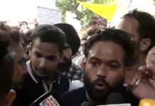 ‘Police Assaulted Me, They Are RSS Goons’: Abhijeet Dipke After Sonam Wangchuk Removed From Jantar Mantar Abhijit Dipke addresses the media after Sonam Wangchuk was shifted from Jantar Mantar to Safdarjung Hospital.