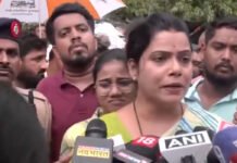 “File Culpable Homicide Case”: Mumbai Mayor Demands Criminal Action After Man Dies In Open Manhole; ₹10 Lakh Aid Announced Mumbai Mayor Ritu Tawde speaks after the Saki Naka open manhole tragedy