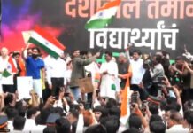 Thousands Join Uddhav-Raj Thackeray’s Tiranga Victory March in Mumbai After Pradhan’s Resignation Uddhav Thackeray and Raj Thackeray lead the Tiranga Victory March in Mumbai after Dharmendra Pradhan's resignation.