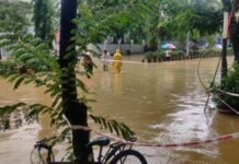 Mumbai Rain Fury Continues: Red Alert Remains, Flooded Roads, Cave-In And Traffic Chaos Disrupt Normal Life Flooded roads and traffic disruption after heavy rainfall in Mumbai