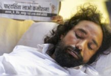 Sonam Wangchuk Urges Student Activist To End Water Fast; Devendra Mahto Continues Indefinite Hunger Strike Sonam Wangchuk Video Call Prompts Devendra Mahto To End Water Fast Amid Ongoing Student Protest
