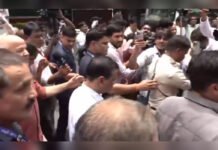 AAP Takes E20 Protest To PM’s Doorstep; Kejriwal Seeks Meeting With Modi, Police Halt March Arvind Kejriwal leads AAP protest march against E20 fuel policy in Delhi