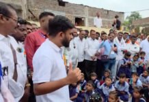 Abhijeet Dipke Flags Poor School Facilities in Hingoli: “There Is No Drinking Water for Children” Abhijeet Dipke visits a government school in Hingoli during CJP’s Improve Schools Campaign