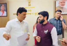 Snakebite Is Now Notifiable in Maharashtra. But Will That Save Lives? MLA Vikram Pachpute discusses Maharashtra’s snakebite policy with Health Minister Prakash Abitkar at Mantralaya in Mumbai.