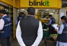 Tukaram Mundhe-led Maharashtra FDA turns heat on Reliance Retail, Blinkit over food safety lapses Maharashtra FDA officers inspect a Blinkit outlet as Tukaram Mundhe is seen from the back during a food safety action