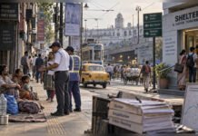 Between Shelter and the Street: Kolkata’s Homeless and the Limits of Rehabilitation Kolkata pavement dwellers facing the challenge of shelter, livelihood and rehabilitation
