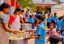2,250 School Meal Cooks in Sindhudurg Await Honorarium Since June, Union Says Women serving school meals to children at a government school as part of the school nutrition programme.